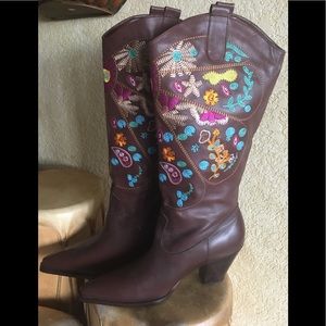 NWT Gorgeous Embroidered Boots